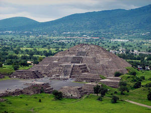 TEOTIHUACAN: Pyramid of the Moon from the Pyramid of the Sun / Pirámide de la Luna desde la del Sol