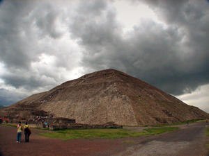 TEOTIHUACAN: Pyramid of the Sun / Pirámide del Sol