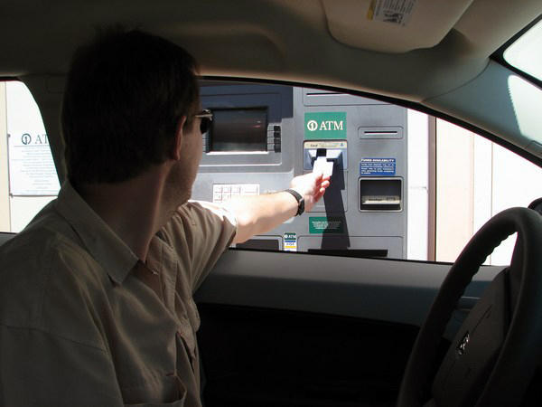 Drive through ATM / Servicio de Cajero sin salir del coche