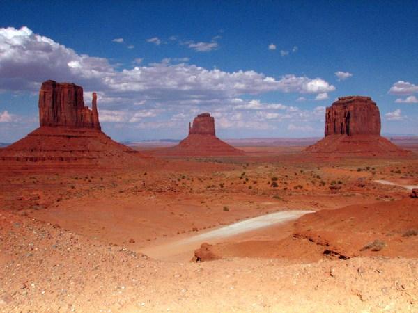 MONUMENT VALLEY: The Mittens and Merrick Butte / Las Manoplas y Butte Merrick