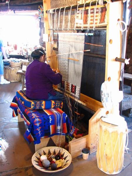 GRAND CANYON: Indian woman making a tapestry / Mujer india bordando un tapiz