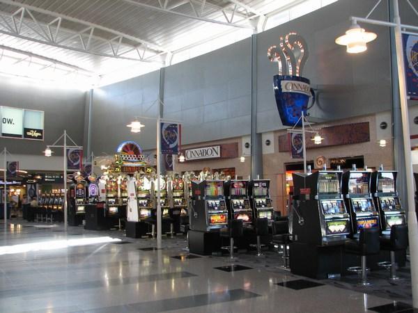 LAS VEGAS: Slot Machines at the airport / Máquinas tragaperras en el aeropuerto