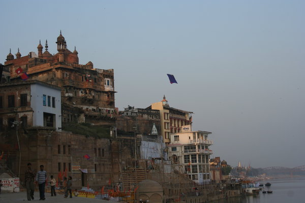 Une ville contruite au bord d une riviere sacree ... Varanasi