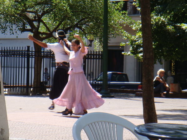 Local dancers in Plaza Dorrego 