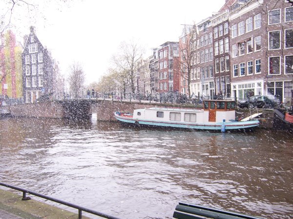 Snow in the canal 