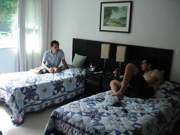 Alex et Jorge dans la chambre du Condo