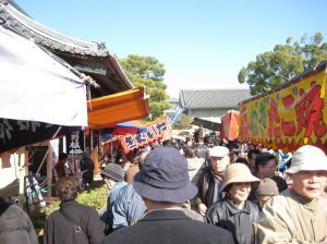 Being taller than everyone at the Toji flea market (stoked!!)