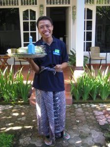 Our incredibly friendly hotel worker making Balinese offerings
