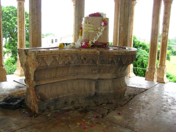 Tribute to Shiva at the 84 pillars cenotaph