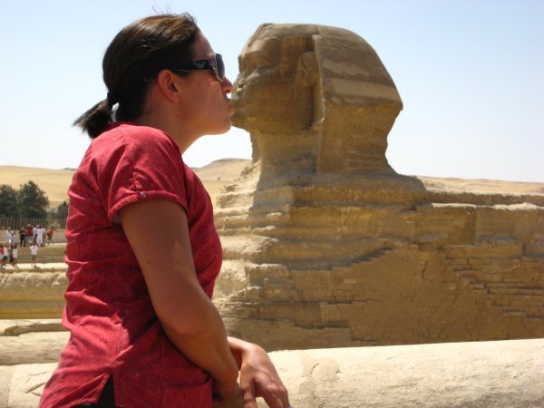 Ultra-tourist Hannah kissing the sphinx