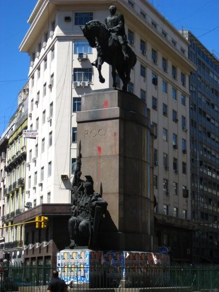 Buenos Aires statue: notice the anti-establishment grafitti