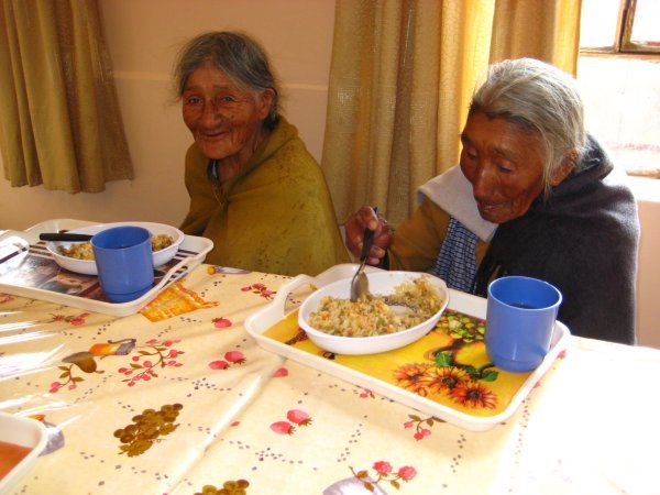 Abuelitas (grandmas) at the comedor