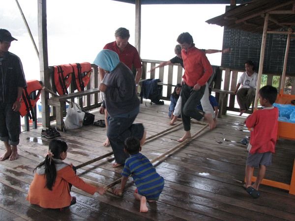 Dansles bij de Orang Sungai (Riviervolk)