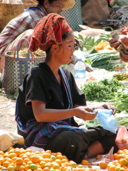 Op de markt in Shwenyaung