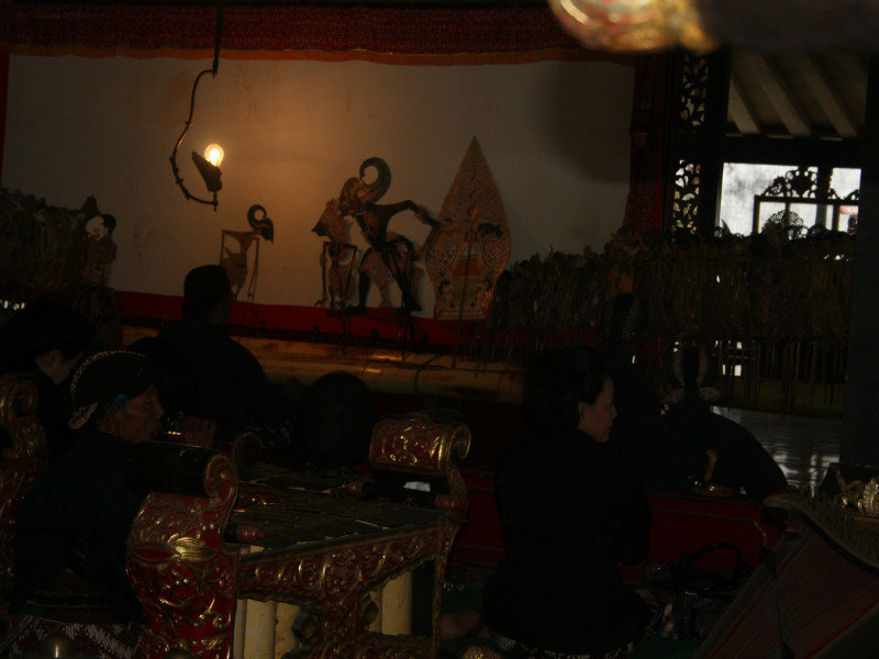 Voorstelling wayang kulit in de Kraton - achter het scherm