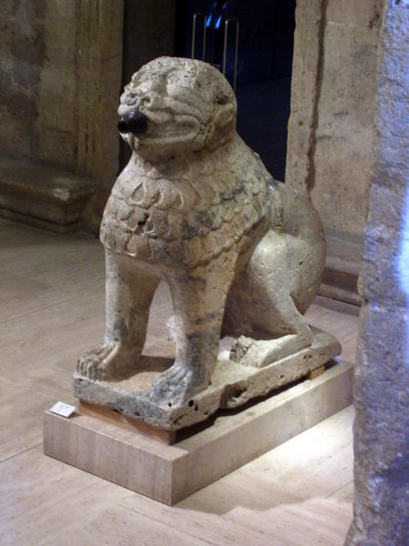 Restoration of the lions that hold up a fountain