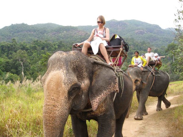 Mor og Lise pÃ¥ elefanten