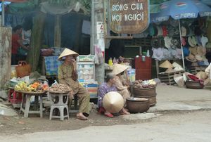 Street sellers near the pagoda