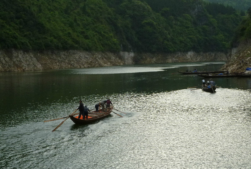 Boatmen row the boat back up Shennong Stream