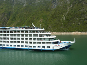 Cruise boat on the Yangtze River at Wu Gorge