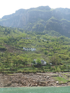 Homes clinging to the hillside, Wu Gorge