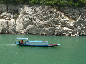Little boat seen in Wu Gorge