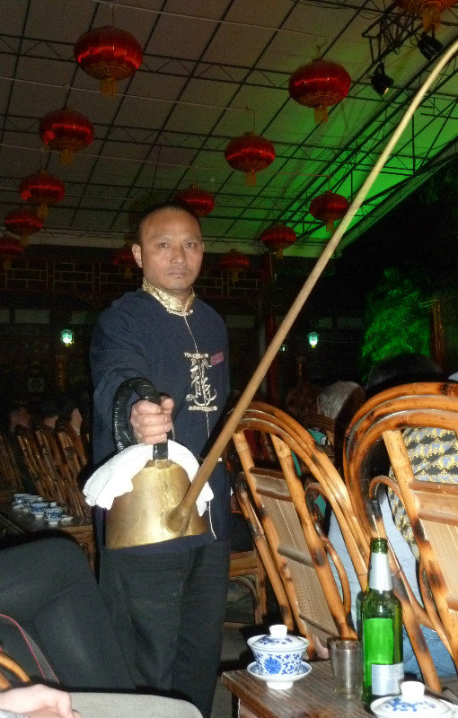 https://photos.travelblog.net/57725/783413/f/7490571-pouring-tea-from-the-long-spout-tea-kettle-at-the-chengdu-cultural-show-0.jpg