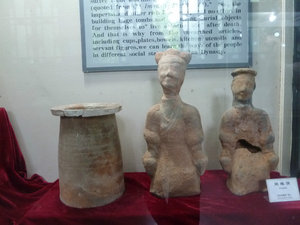 Artifacts from the Mahao cave tombs