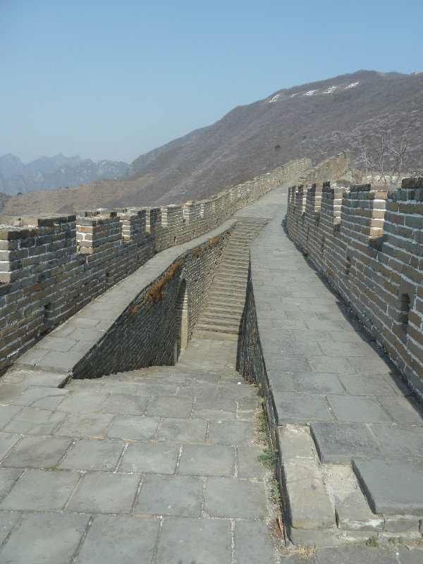 Steps down to the exit on the Chinese side