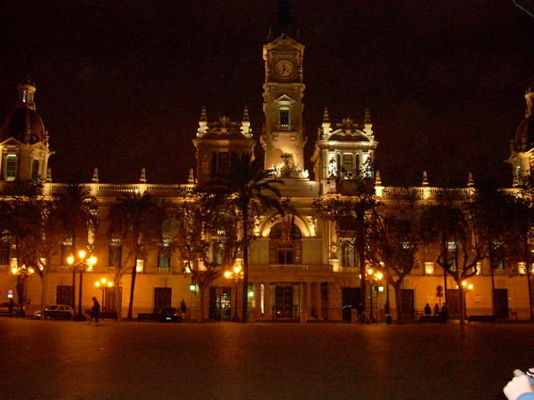 Plaza de Ayuntamiento at night