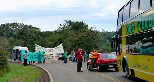 Protest at the entrance to Parque Nacional Iguazú
