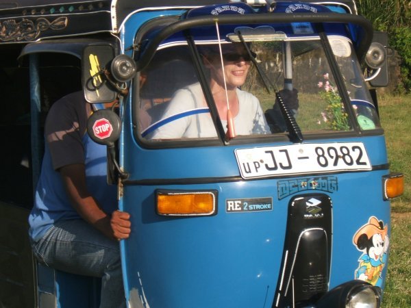 Sri Lanka84 - Haputale tuktuk driving Sybille