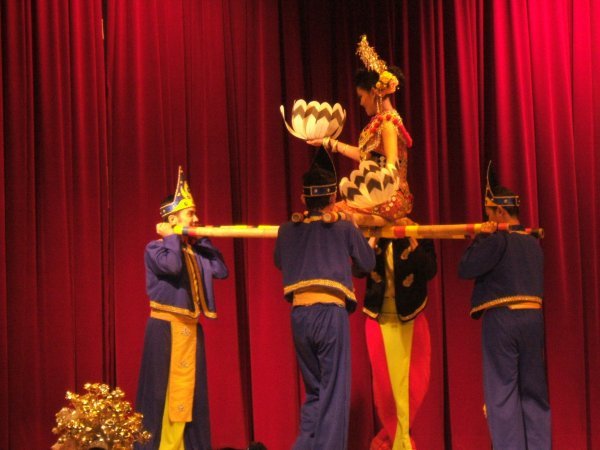 Malaysia85 - KL - traditional dance evening2
