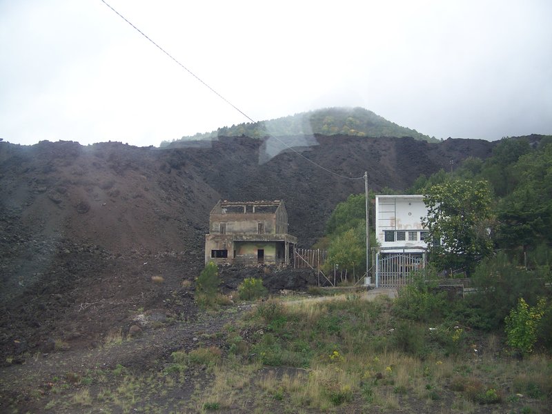 House on left destroyed by lava one on right is still ok