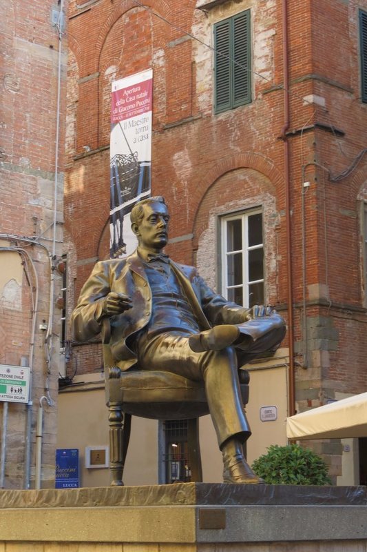 Puccini Statue