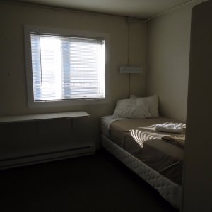 One side of the room in Deadhorse Camp