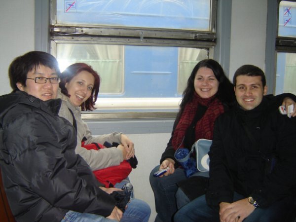 Foto en el tren rumbo a Trakai con 2 amigas Slovakas, Christina y Deny, mi amigos chinos y yo!!!