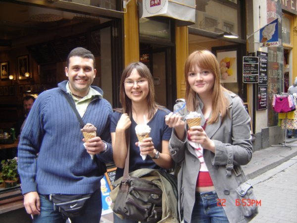 disfrutando de un helado que nos costo 50000 pesos colombianos el mas costoso de mi vida y sin pasas!!