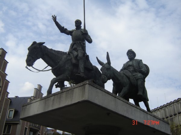 Don Quijote y Sancho Panza en la plaza españa de belgica