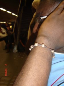Mi gran hermano Desire con el rosario que le regale en camerun ya hace 4 años atras y todavia lo usa!!!