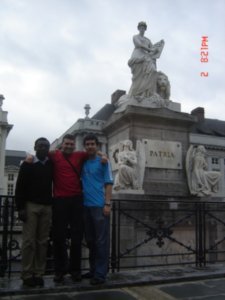 Desire  Camerun, Esteban  y Ferney Colombianos en la plaza de la patria en Belgica