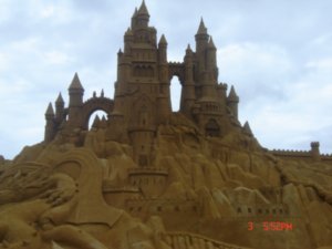 visitando los castillos de arena en la ciudad de Blankenberge 