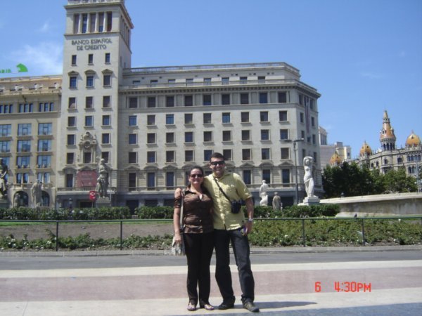 Con mi tia en la placa catalunya en catalan y plaza cataluña en español