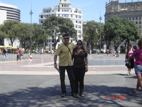 Con Mirella en la plaza Cataluña