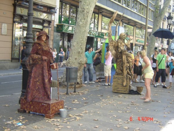 hay centenares de estatuas humanas en la calle de la rambla cataluña