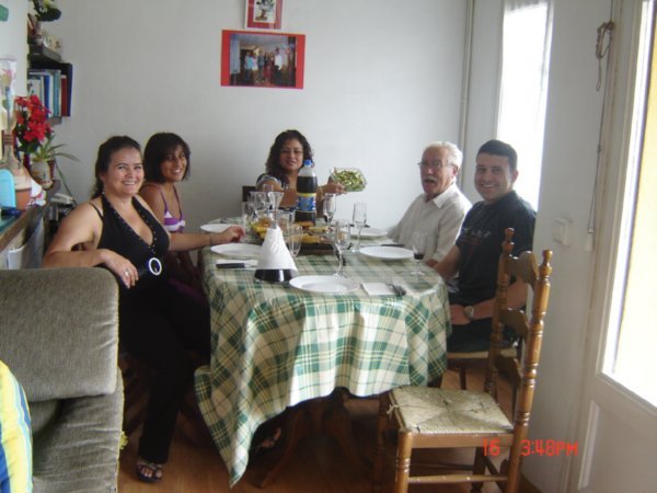 Despedida de España con una hermosa familia ecuatoriana, mi tia, el espeso de mi tia y un amigo español