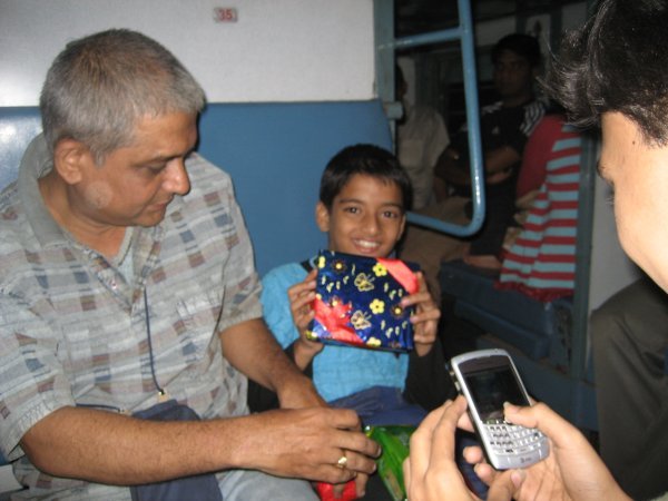 het jarige jochie in de trein van Bombay naar Aurangabad