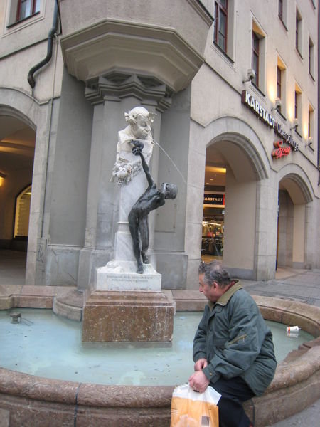 Man stealing pennies out of the fountain