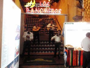 Mexicans musizieren vor einem Restaurant