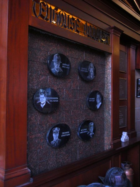 Gedenktafel der Feuerwehrleute, die von dieser Station ums Leben kamen.